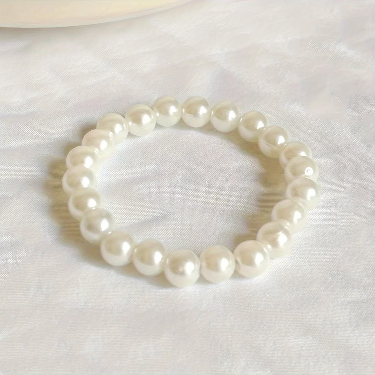 A Minimalist 8Mm Artificial Pearl Beaded Bracelet  with Elegant Elastic Rope That Can Be Adjusted To Resemble A Pearl Bracelet