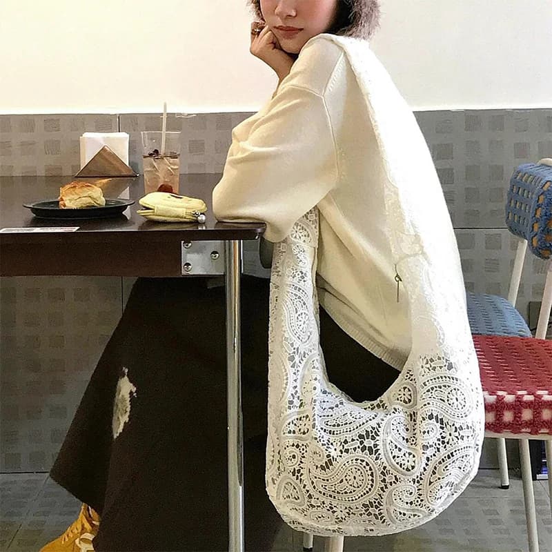 Designer Women White Lace Shoulder Messenger Bag Bohemian Beach Bag Pastoral Large Capacity Hollow Woven Bag Casual Commuter Bag