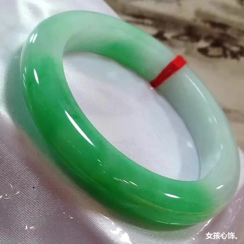 Natural, perfectly round, bright green, and ice-like bracelet, a high-quality jadeite piece