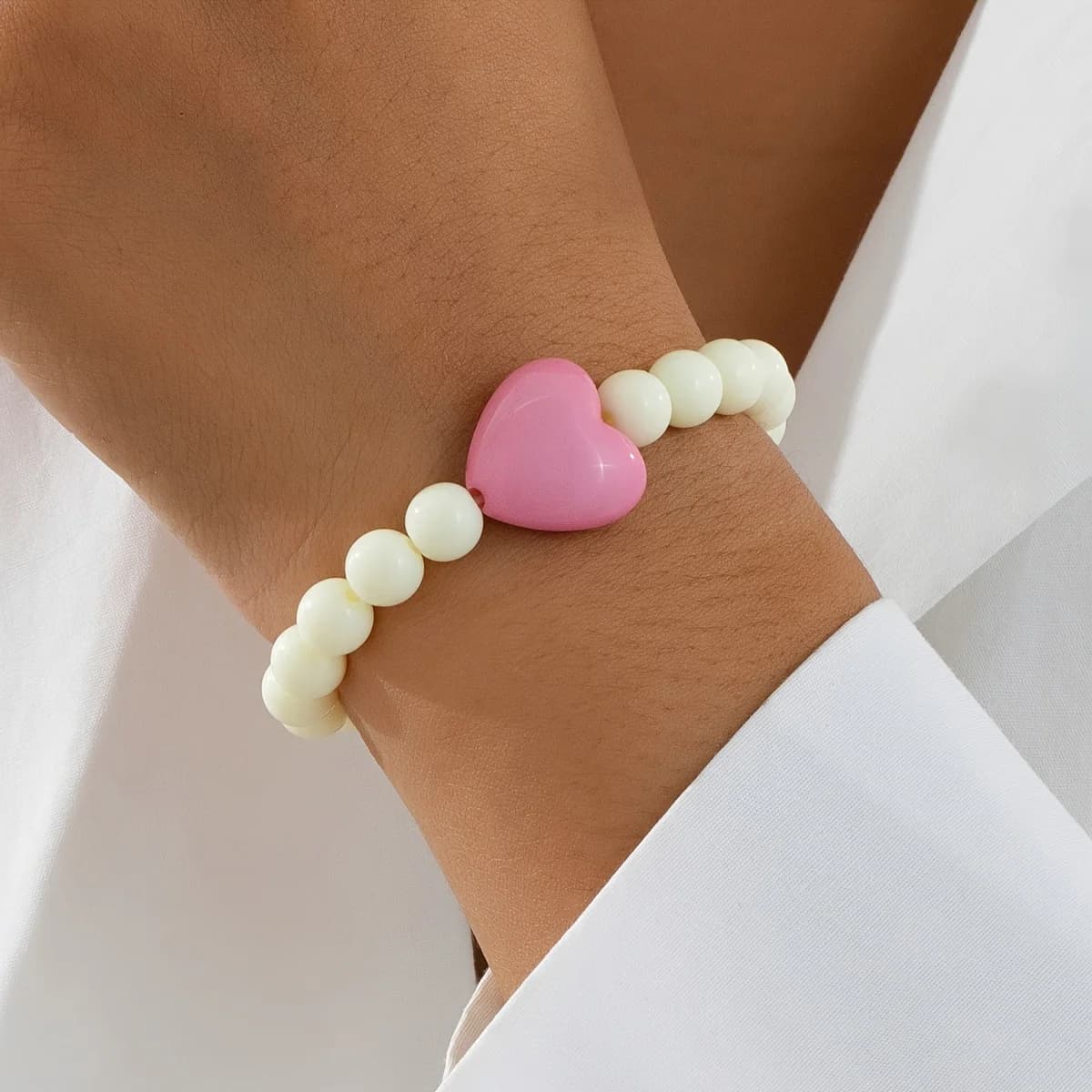 A Stylish and Minimalist Bohemian Vacation-Themed Resin Bead Bracelet with A Colorful Heart, Perfect for Everyday Parties
